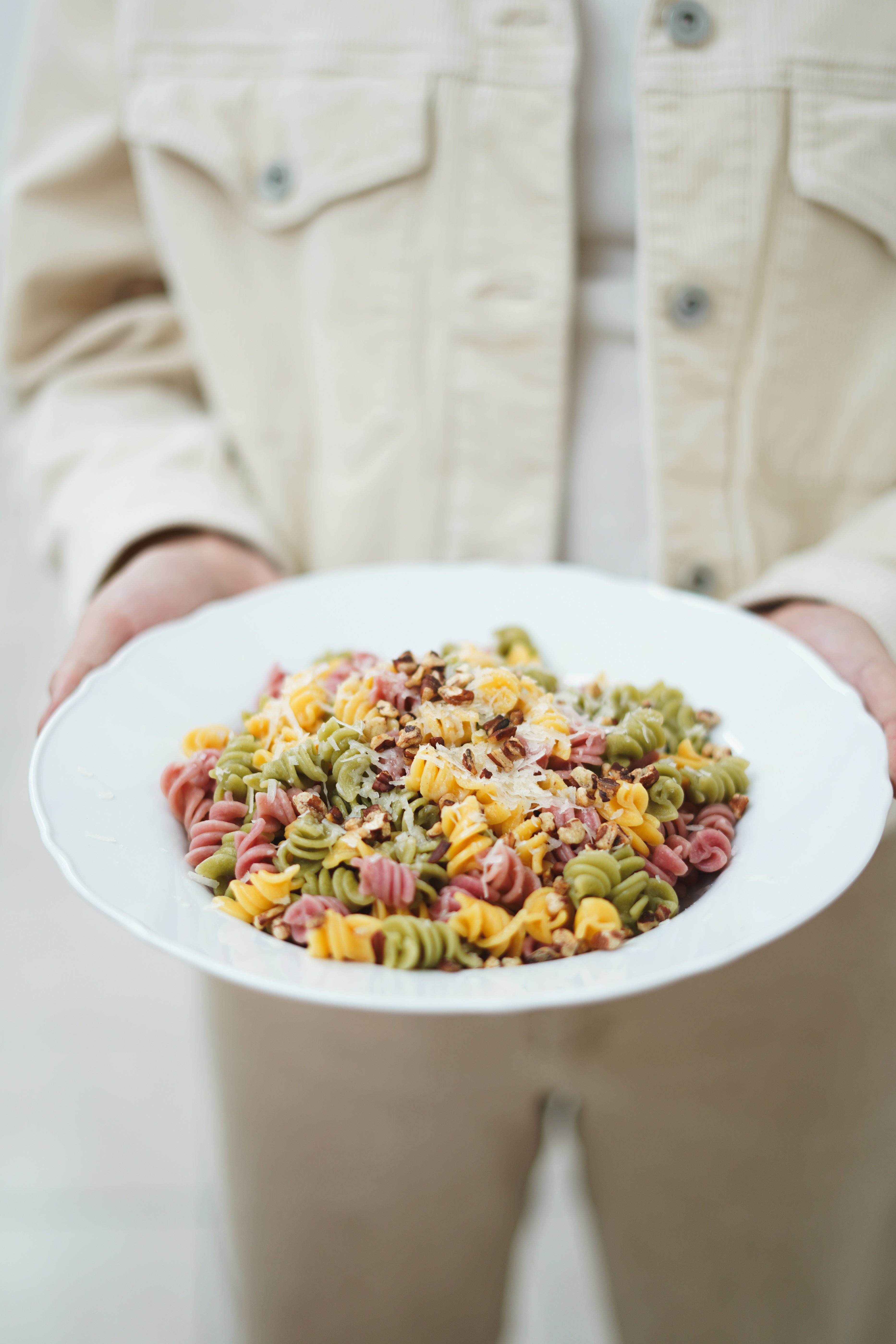 Fusilli tricolor con espinaca, betabel y zanahoria natural